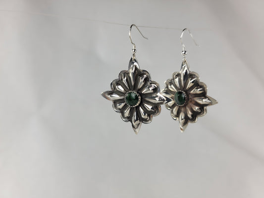 Earring diamond shape with green stone