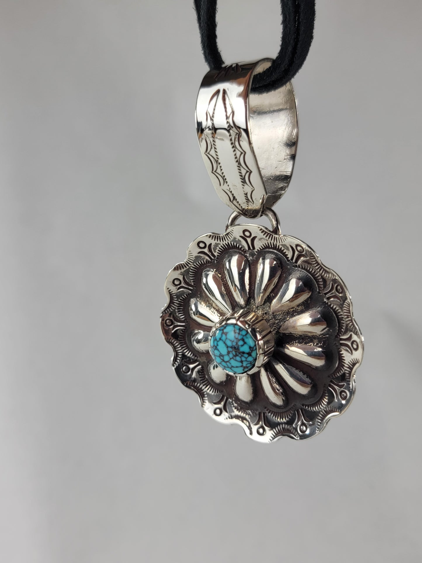 Pendant Round flower w/Kingman turq