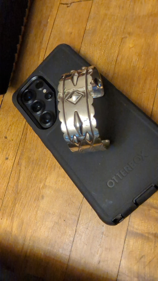 Cuff thin diamond bump out